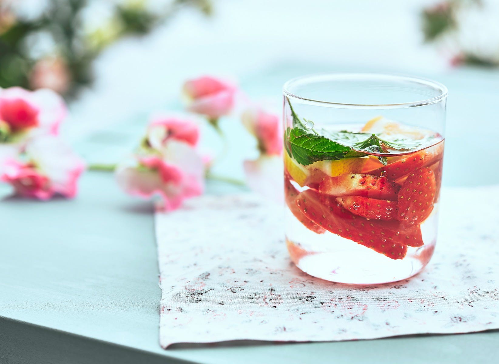 Jarra de cristal de agua fresca con menta y fresas colocada en la mesa en  la terraza para el desayuno por la mañana Fotografía de stock - Alamy