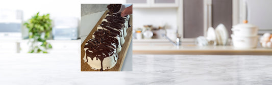 Tarta helada de vainilla con capas de chocolate crujiente
