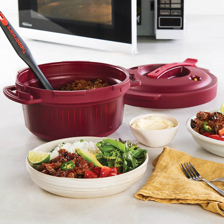 https://es.tupperware.com/cdn/shop/products/Mexican-Style-Shredded-Beef-Beans-micro-pressure-cooker.jpg?v=1676041843&width=1445